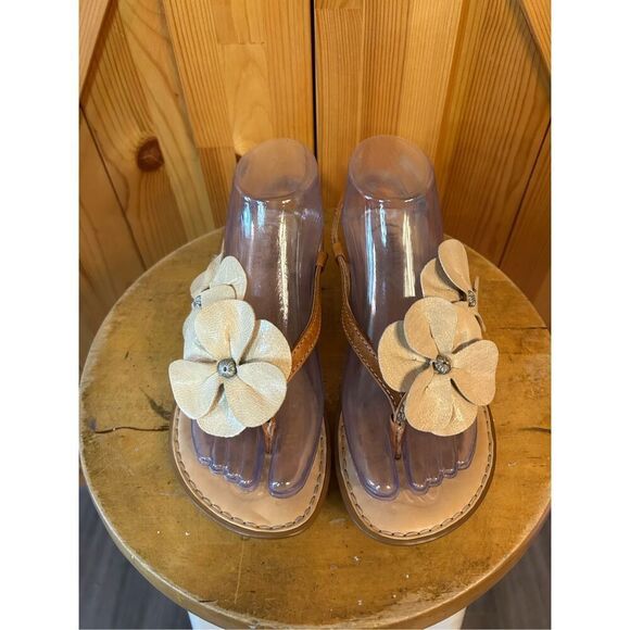 Born Hand Crafted Footwear Women’s 7 Floral Strappy Sandals Slip Ons Read - Picture 2 of 11